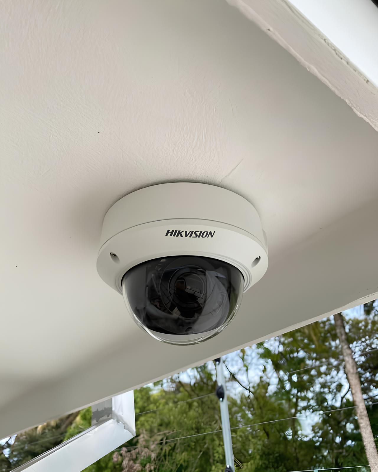 Cámara domo Hikvision para exteriores con visión nocturna infrarroja